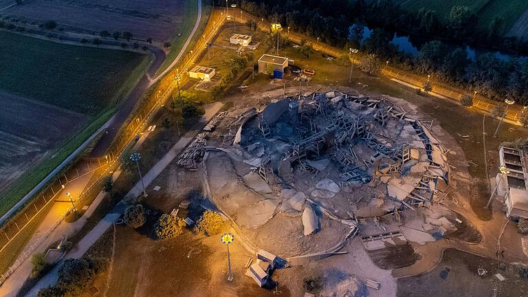 Eine Aufnahme von den Überresten des nördlichen Kühlturms am Kernkraftwerk Grafenrheinfeld nach der Sprengung in den Abendstunden am 16. August.