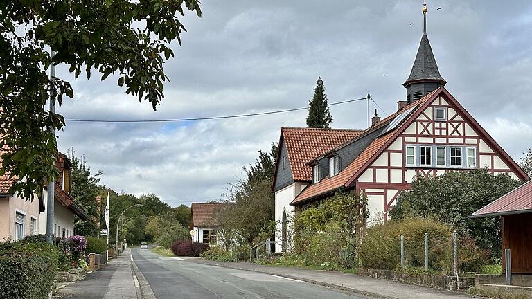 Im Ortsteil Zimmerau der Gemeinde Sulzdorf an der Lederhecke steht die dringend notwendige Sanierung der Kreisstraße mit der Ortsdurchfahrt an. Dabei sind auch die Eigentümer mit eingebunden.