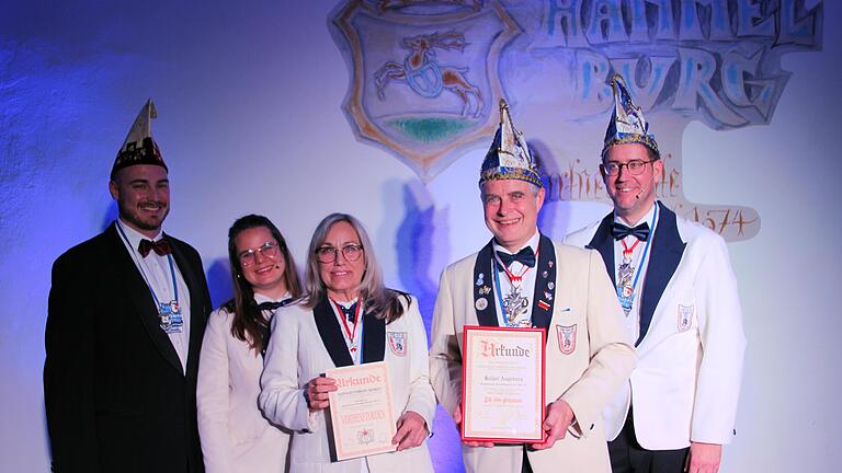 Felix Zirkelbach (links) vom Fastnacht Verband Franken zeichnete verdiente Narren aus. Holger Augsburg (2. von rechts) erhielt den silbernen „Till von Franken“, Gabi Horteux (Mitte) wurde mit dem Verdienstorden gewürdigt. Julia Keidel (2. von link...       -  Felix Zirkelbach (links) vom Fastnacht Verband Franken zeichnete verdiente Narren aus. Holger Augsburg (2. von rechts) erhielt den silbernen „Till von Franken“, Gabi Horteux (Mitte) wurde mit dem Verdienstorden gewürdigt. Julia Keidel (2. von links) und Sebastian Kleinhenz (rechts) gratulierten.