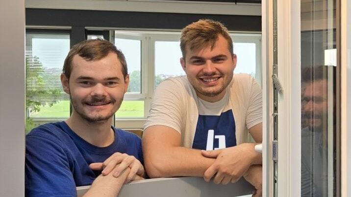 Gute berufliche Perspektiven sieht der Fachkräfte-Nachwuchs beim Fenster- und Türenhersteller Blaurock in Salz. Fabian Schmieder und Linus Kneuer (recht) haben ihre Ausbildung erfolgreich beendet und freuen sich auf ihre neue Verantwortung in der Fertigung und Montage.&nbsp;