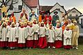 Im Bild: die Sternsinger von Mönchstockheim (28) und aus Bischwind (fünf) und Pfarrer Engert nach dem Ausendungsgottesdiest.