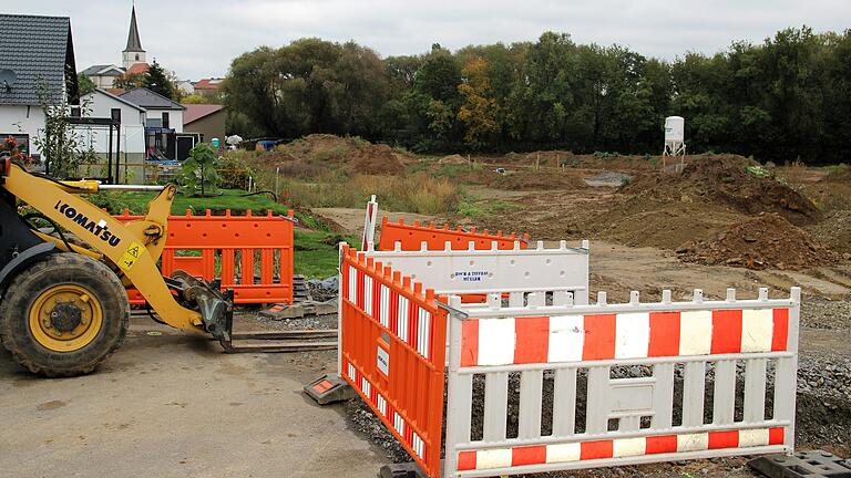 Die Erschließung des neuen Frankenwinheimer Baugebiets 'Schlossgarten III' ist in vollem Gange. Bis zum Jahresende sollen die Arbeiten abgeschlossen sein.