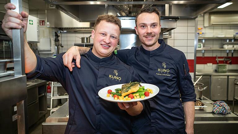 Die beiden Küchenchefs Robin Hofmann und Patrick Grieshaber vom Restaurant 'Kuno 1408': Das Würzburger Lokal erhielt vom 'Gault&amp; Millau' jetzt zwei rote Hauben.