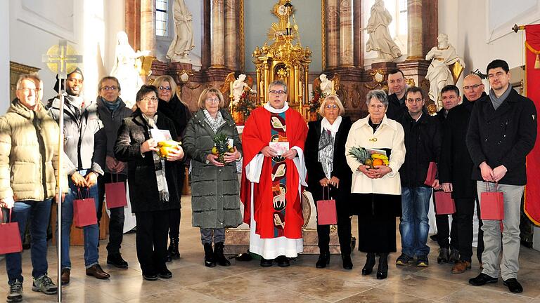 Die Mitglieder der für die Amtsperiode bis 2030 neu gewählten Kirchenverwaltungen in Unter- und Oberspiesheim und Gernach stellen sich dem Fotografen. Mit auf dem Bild: Martina Kerler, Marianne Ott und Rita Göbel (von links, mit Präsent), die verabschiedet wurden.