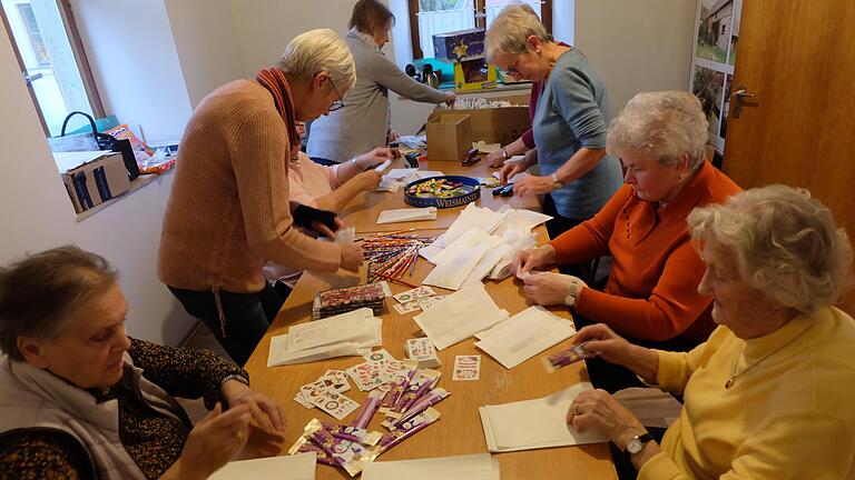 Im Strick-Cafe wurden Nikolaus-Päckchen gepackt.       -  Im Strick-Cafe wurden Nikolaus-Päckchen gepackt.