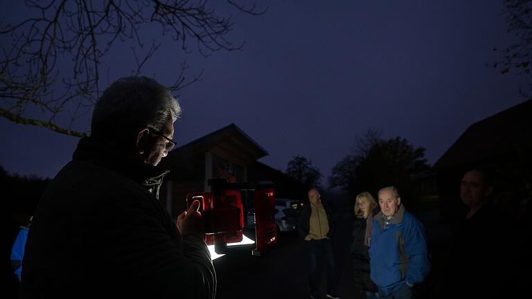 Mit einem Baustellenlicht führte Bürgermeister Dietz die Räte am Donnerstagabend von Ortseinsicht zu Ortseinsicht. Eine kurzfristig anberaumte Station war dabei am Sonnenhof in Wüstenwelsberg (im Bild).