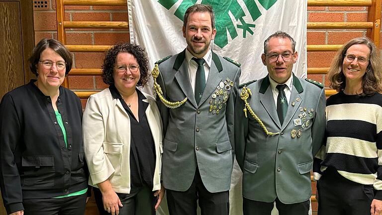 Das Vorstands-Trio und erster Schützenmeister Rainer Freund (Zweiter von rechts) freuten sich mit Stefan Lang (Mitte) über dessen besondere Ehrung mit dem Protektorzeichen des Bayerischen Sportschützenbundes in Silber.