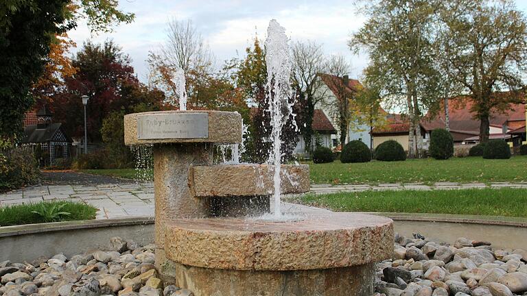 Seit kurzem sprudelt das Wasser im Ruby-Brunnen am Alfons-Halbig-Platz in Mellrichstadt wieder.