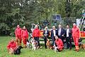 Einsatzkräfte der Rettungshundestaffel mit Andrea Böhm (stellv. Vorstand DLRG OV Gerbrunn, fünfte von links), Karen Heußner (stellv. Landrätin, sechste von links), Volkmar Halbleib (MdL, siebter von links) und Tobias Elswick (stellv. Vorstand DLRG OV Gerbrunn, achter von links).