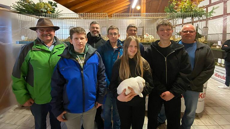 Auf dem Foto Ehrenvorstand Alfred Kaiser, Jakob Köller, 2. Vorsitzender Daniel Kirchner, Niklas Köller, Emma Luise Balling, Felix Weißensee, Linus Balling, 1. Vorsitzender Karl Georg Schmitt.