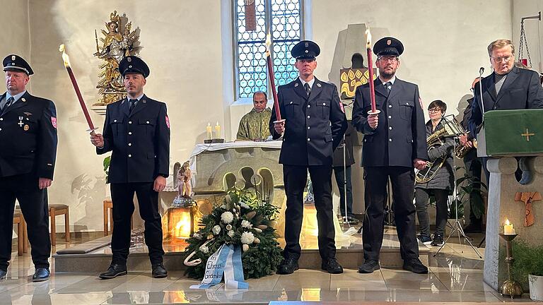 Bürgermeister Wolfgang Seifert wurde beim Gedenkakt in der St. Anna-Kirche zu Eichenhausen von einer Ehrenabordnung der Freiwilligen Feuerwehr Eichenhausen sowie der Musikgruppe Eichenhausen, verstärkt durch Musiker aus Wülfershausen, begleitet, die mit ihrer feierlichen Darbietung für einen würdigen Rahmen sorgten.