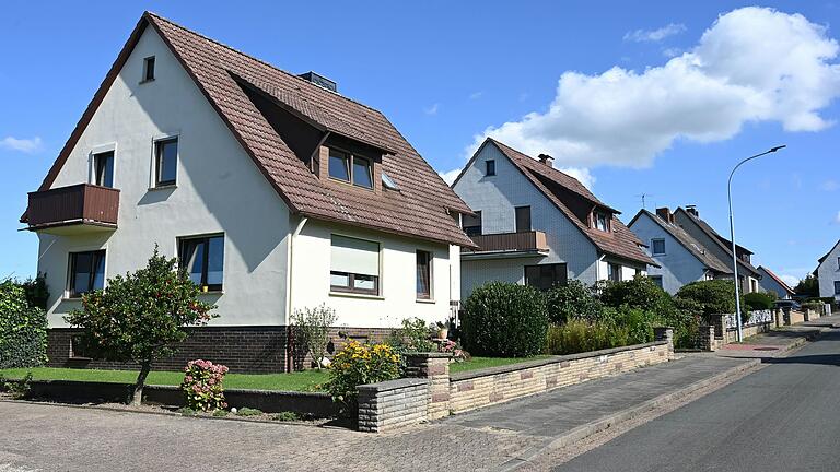 Einfamilienhaus als Investition und Geldanlage oder um selbst darin zu wohnen? Zwangsversteigerungen von Grundstücken und Immobilien in Unterfranken bieten Gelegenheit für Schnäppchenjäger.