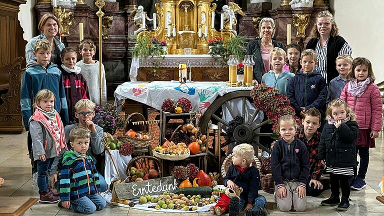 Lisa Bergmann, Caroline Müller, Julia Warstat und die Kinder der Kinderkirche.