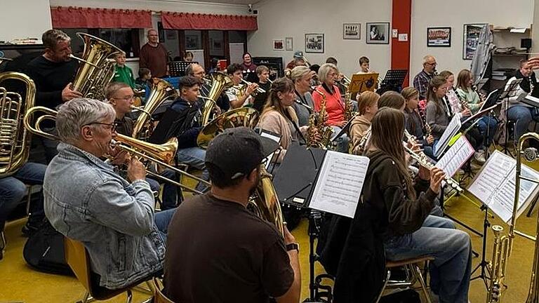 Die Riedenberger Musikanten proben erstmals für ein gemeinsames Stück, das beim Konzert am Samstag, 26. Oktober, aufgeführt wird.       -  Die Riedenberger Musikanten proben erstmals für ein gemeinsames Stück, das beim Konzert am Samstag, 26. Oktober, aufgeführt wird.