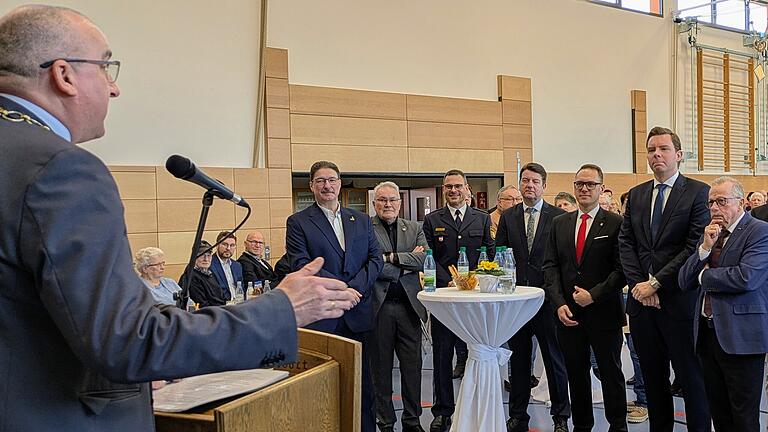 Neujahrsempfang Bad Bocklet       -  Bürgermeister Andreas Sandwall bei seiner Festansprache mit einigen Ehrengästen: (von links) Matthias Kleren (Kreisvorsitzender Freie Wähler), Thomas Leiner (3. Bürgermeister Bad Kissingen), Polizeirat Christian Pörtner (Leiter Polzeiinspektion Bad Kissingen), Innenstaatssekretär Sandro Kirchner (CSU), Mario Götz (CSU/FW, Bürgermeister Oberthulba), Martin Wende (CSU, Bezirksrat) und stellvertretender Landrat Emil Müller (CSU).