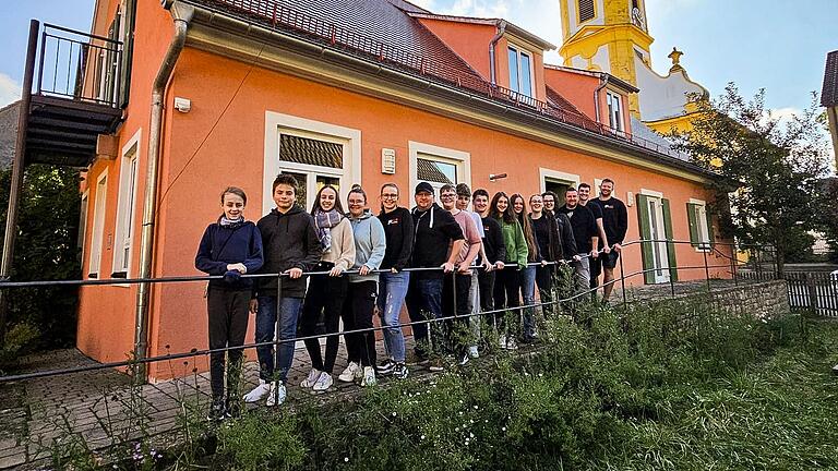 Gruppenfoto der Freiwilligen Feuerwehr Michelau sowie der Jugendfeuerwehr.