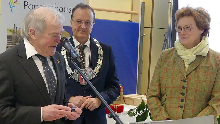 Pfarrer Johannes Messerer bedankte sich bei Bürgermeisterr Ludwig Nätscher für die gemeindliche Ehrung und bei Monika Hohlmeier, die als Überraschungsgast die Laudatio übernahm.