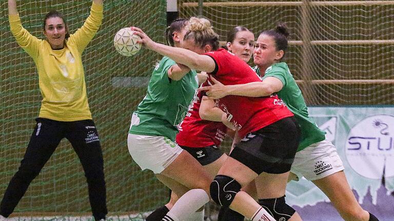 Susanne Scheller (Mitte) von der HSG Pleichach wird am Kreis von zwei Marktstefterinnen in die Zange genommen und kommt in dieser Szene nicht zum Wurf. Der TV Marktsteft gewinnt das Handball-Oberliga-Derby der Frauen gegen die HSG Pleichach.