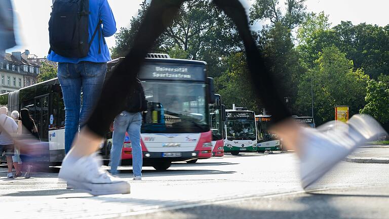 Damit es noch besser läuft beim ÖPNV: Der Landkreis beteiligt sich am Nahverkehrsverbund Mainfranken. Der will ein digitales Check-In/Check-Out-System für seine Busse einführen. Der Landkreis beteiligt sich an den Kosten.