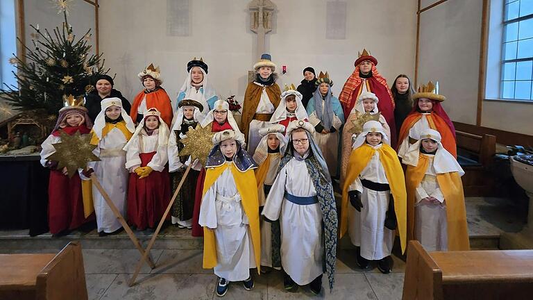 Die Sternsinger vor der Aussendung.