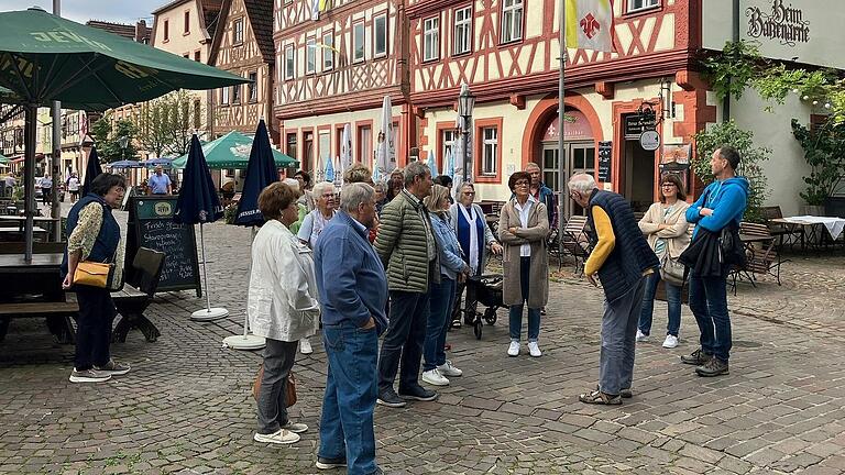 Georg Büttner mit der Besuchergruppe aus Urspringen an der alten Stadtmauer.