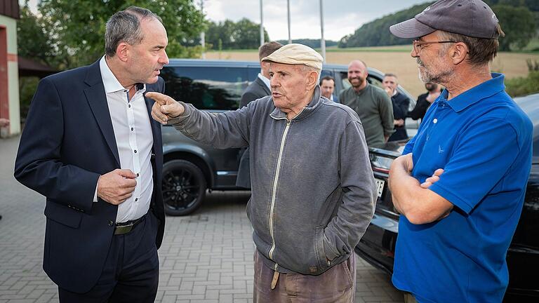 Hubert Aiwanger diskutiert in Gambach mit den Bürgern Friedrich Füller (Mitte) und Siegmund Dittmeyer.