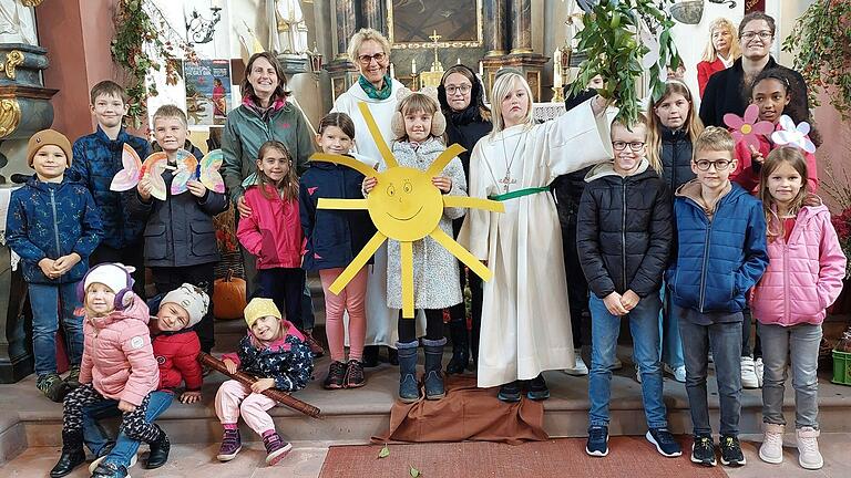 Die mitwirkenden Kinder und Erwachsenen beim Familiengottesdienst in Roden.