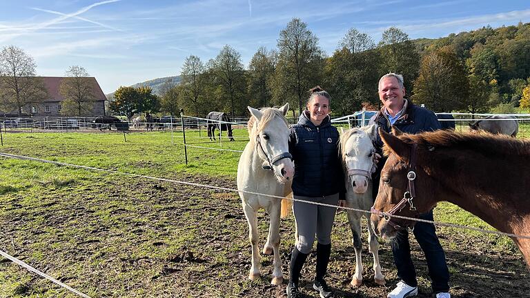 Reitanlage Obere Saline Bad Kissingen       -  Horst Waldner, Vorsitzender des Reitervereins, freut sich über die Zusammenarbeit mit der neuen Pächterin Julia Hobusch.