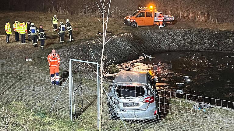 Dieser Wagen ist am Montagabend bei einem Unfall auf der A3 bei Theilheim im Landkreis Würzburg in ein Rückhaltebecken gestürzt.