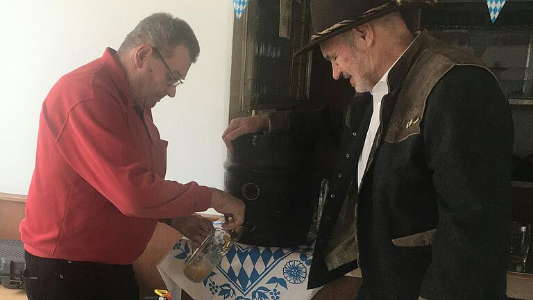 Bieranstich mit Altlandrat Eberhard Nuß und am Zapfhahn Karl-Heinz Schäfer.