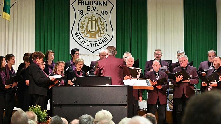 Sein 125-jähriges Bestehen feierte der Gesangverein 'Frohsinn' Bergrothenfels am Samstag mit einem Liederabend. Im Bild ist der gemischte Chor des gastgebenden Gesangvereins zu sehen.