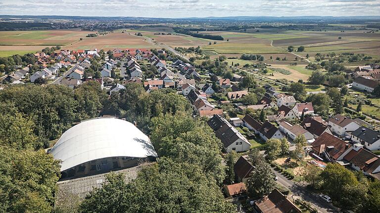 Einen 197-seitigen Genehmigungsbescheid hat das Landratsamt Schweinfurt für die Freilichtbühne Sömmersdorf und das Veranstaltungsgelände im Umfeld erlassen. Die Auflagen und Regelungen sorgen für Unmut und Kritik im Dorf.&nbsp;