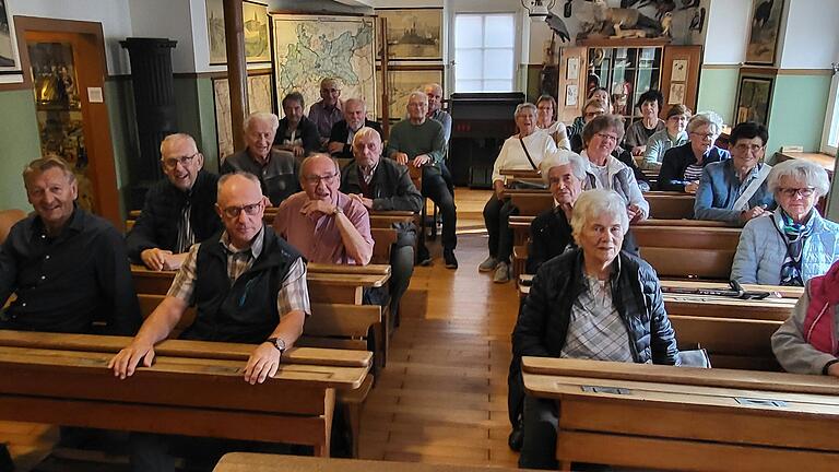 Männer von vorne links: B. Müller, U. Waldsachs, J. Stengel, W. Abschütz, W. Vey, K. Fiedler, K. Mauer, R. Müller, I. Hahn, A. Gensler, M. Liebst; Frauen von vorne links: H. Stengel, E. Vey, M. Goldbach, I. Büttner, E. Ledermann, C. Gensler, U. Hahn, G. Abschütz (verdeckt), R. Mauer, L. Müller, M. Müller, M. Waldsachs, M. Liebst, L. Machon.