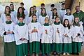 Erfreulich viele neue Ministranten durfte Pfarrer Günter Höfler im Rahmen eines Gottesdienstes in St. Laurentius Dingolshausen (in der Pfarreiengemeinschaft Kirche am Zabelstein) willkommen heißen. Elisa Biegner, Emely Rößner, Ben Rokoss, Lukas Barth, Luisa Gerber, Emma Scholl, Mila Kleinhenz, Florian Schenk und Paulina Heigel verstärken ab sofort die Gruppe der Messdiener. Elena Walter (trug Verantwortung als Oberministrantin) und Jonas Heinisch wurden aus der Ministrantengruppe verabschiedet. Die neuen Ministranten erhielten seitens des Gemeindeteams Kreuze, die Verabschiedenden kleine Präsente. Worte des Dankes sprach Doris Geißler vom Gemeindeteam von St. Laurentius Dingolshausen.