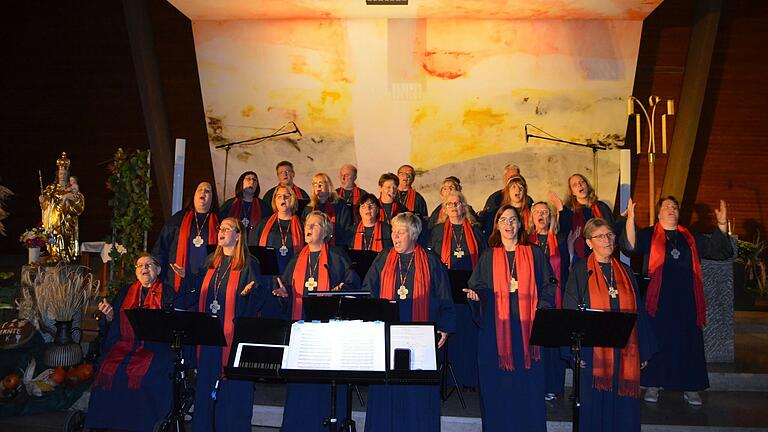 Der Gospelchor 'Voice of Glory' begeisterte die Zuhörer und Zuhörerinnen in der Pfarrkirche 'St. Laurentius' in Dingolshausen. Eingeladen zu diesem Konzert hatte das Gemeindeteam der Pfarrgemeinde.