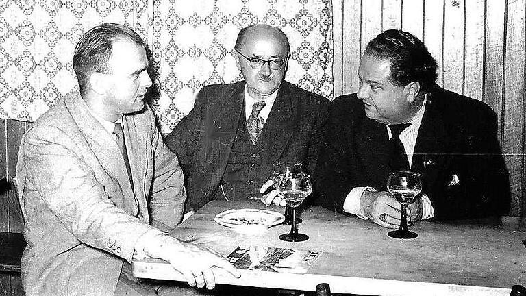 Herbert Ernst Groh in der Kulmbacher Bierstube. Das Zeiler Stadtoberhaupt Rudolf Winkler (links), begrüßte 1954 den prominenten Gast (rechts). Mit am Tisch ist auch der damalige Finanzamtsvorsteher Regierungsrat Scheyer zu sehen.