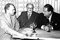 Herbert Ernst Groh in der Kulmbacher Bierstube. Das Zeiler Stadtoberhaupt Rudolf Winkler (links), begrüßte 1954 den prominenten Gast (rechts). Mit am Tisch ist auch der damalige Finanzamtsvorsteher Regierungsrat Scheyer zu sehen.